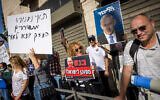 Des partisans de l'ancien Premier ministre Benjamin Netanyahu protestent pendant son procès au tribunal de district de Jérusalem, le 16 novembre 2021. (Crédit : Yonatan Sindel/ Flash90)