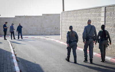 La police sur les lieux où un homme de 67 ans a été poignardé à Jaffa, le 21 novembre 2021. (Crédit : Avshalom Sassoni/Flash90)