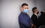 Yair Netanyahu, fils de l'ancien Premier ministre israélien Benjamin Netanyahu arrive pour une audience au tribunal sur une plainte en diffamation déposée par le mouvement Crime minister, à Tel Aviv, le 29 novembre 2021. (Crédit : Avshalom Sassoni/Flash90