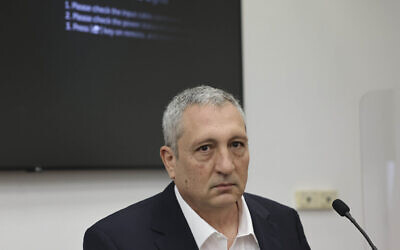 Nir Hefetz lors d'une audience au tribunal de district de Jérusalem le 29 novembre 2021. (Crédit : Yonatan Sindel/Flash90)