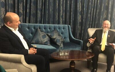 Le Premier ministre Naftali Bennett rencontre le grand rabbin britannique Ephraim Mirvis, le 2 novembre 2021 (Autorisation)