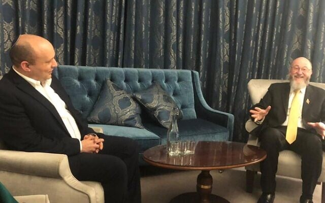 Le Premier ministre Naftali Bennett rencontre le grand rabbin britannique Ephraim Mirvis, le 2 novembre 2021 (Autorisation)
