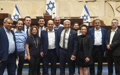Les membres de la coalition posent pour une photo après l'adoption du budget 2022, le 5 novembre 2021 (Crédit : Idit Silman, via twitter)