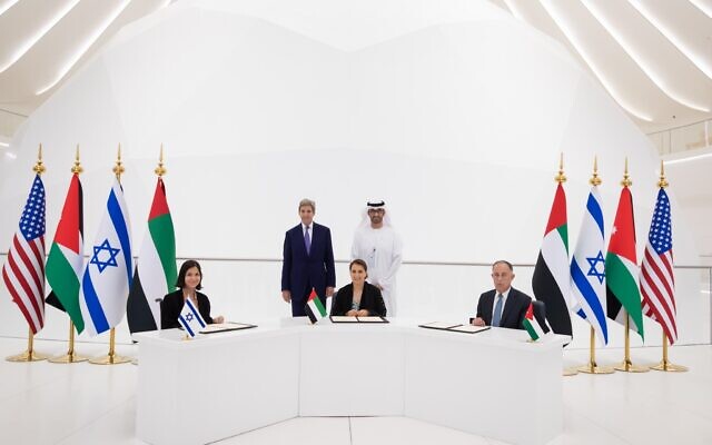 De gauche à droite : la ministre de l'Énergie et des Ressources en eau Karine Elharrar, la ministre des Émirats arabes unis Mariam Almheiri et le ministre jordanien de l'Eau et de l'Irrigation Mohammed Al-Najjar signent un accord sur l'eau lors d'un événement à l'Expo de Dubaï le 22 novembre 2021. En tant qu'envoyé américain pour le climat John Kerry et la Couronne des Émirats arabes unis le prince Mohammed ben Zayed assistent à la signature. (Crédit : Ministère des Affaires étrangères des Émirats arabes unis/Twitter) De gauche à droite : la ministre de l'Énergie et des Ressources en eau Karine Elharrar, la ministre des Émirats arabes unis Mariam Almheiri et le ministre jordanien de l'Eau et de l'Irrigation Mohammed Al-Najjar signent un accord sur l'eau lors d'un événement à l'Expo de Dubaï le 22 novembre 2021. En tant qu'envoyé américain pour le climat John Kerry et la Couronne des Émirats arabes unis le prince Mohammed ben Zayed assistent à la signature. (Crédit : Ministère des Affaires étrangères des Émirats arabes unis/Twitter)