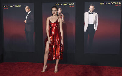 Gal Gadot, membre du casting, arrive à la première de "Red Notice" à Los Angeles, au LA Live, le 3 novembre 2021. (Crédit : Jordan Strauss/Invision/AP)