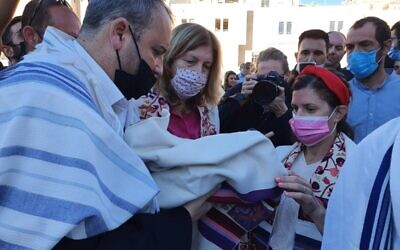 Le député travailliste Gilad Kariv remet une Torah aux activistes des Femmes du Mur, le 7 octobre 2021. (Crédit : Gilad Kariv/Twitter)