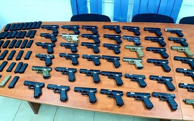 Des dizaines d'armes à feu saisies lors d'une opération de contrebande en provenance du Liban, le 10 juillet 2021. (Crédit : Tsahal) Des dizaines d'armes à feu saisies lors d'une opération de contrebande en provenance du Liban, le 10 juillet 2021. (Crédit : Tsahal)