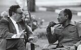 Henry Kissinger avec le président égyptien Anwar Sadat dans le jardin de sa villa d'été à  la Mamoura, à Alexandrie, le 25 août 1975. (Crédit : David Hume Kennerly White House Photographs/Kissinger Papers at Yale University)