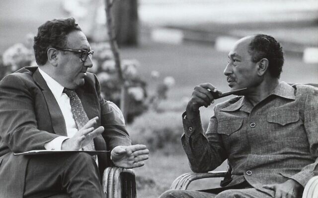 Henry Kissinger avec le président égyptien Anwar Sadat dans le jardin de sa villa d'été à  la Mamoura, à Alexandrie, le 25 août 1975. (Crédit : David Hume Kennerly White House Photographs/Kissinger Papers at Yale University)