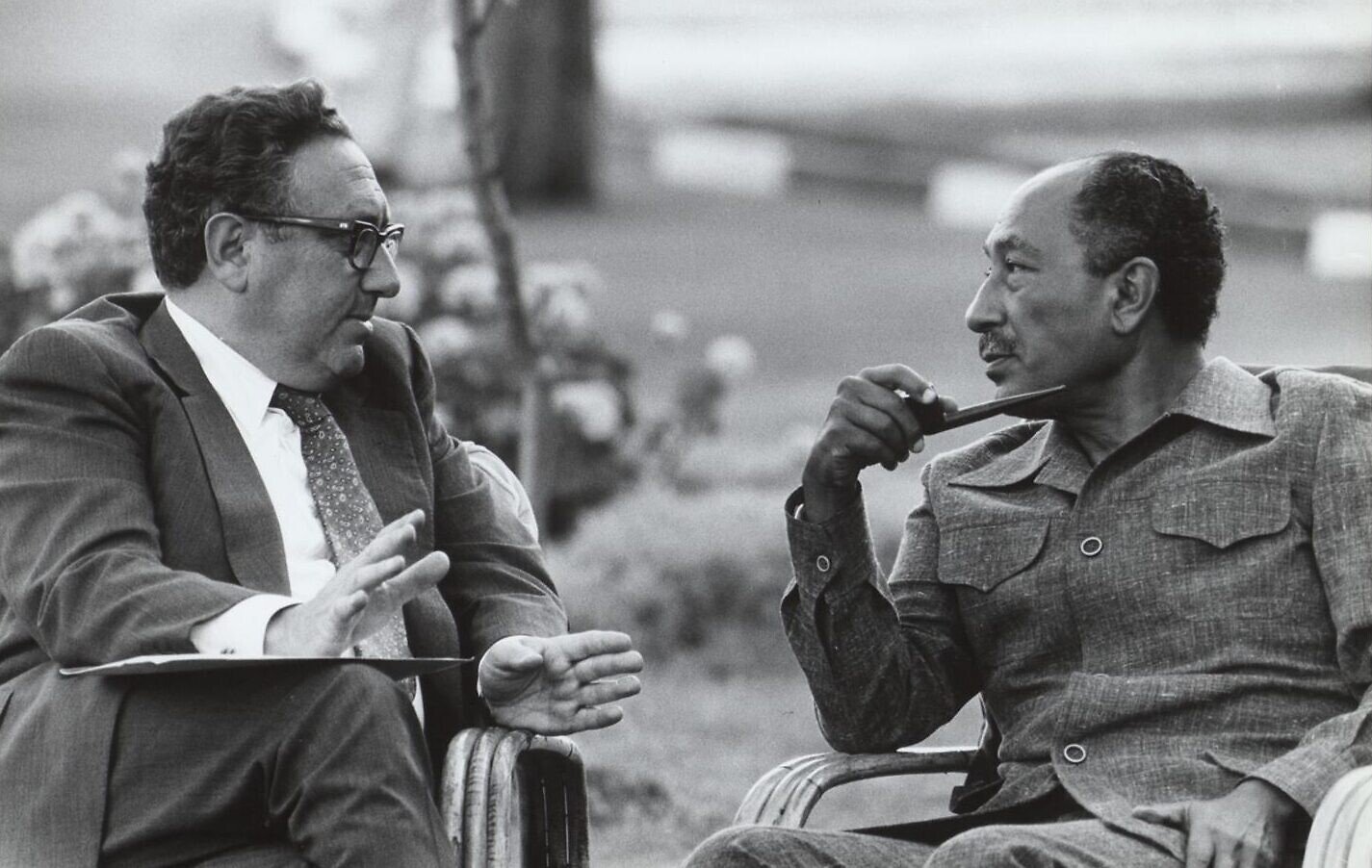 Henry Kissinger avec le président égyptien Anwar Sadat dans le jardin de sa villa d'été à  la Mamoura, à Alexandrie, le 25 août 1975. (Crédit : David Hume Kennerly White House Photographs/Kissinger Papers at Yale University)