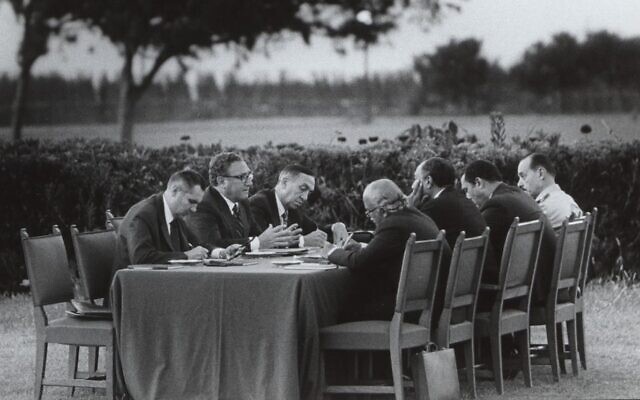 Le temps, à Alexandrie, avait été si clément que les Égyptiens avaient organisé les négociations dans le jardin, où Fahmy et el-Gamasy avaient déploré les arrangements du Sinaï. Finalement, Henry Kissinger avait pris à l'écart le président Anwar Sadat, faisant appel au meilleur de lui-même . (Crédit : David Hume Kennerly White House Photographs/Kissinger Papers at Yale University)