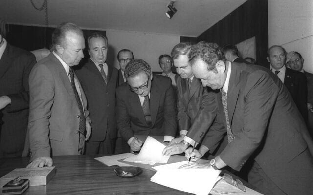 Le secrétaire d'État Kissinger avec Yitzhak Rabin, Shimon Peres et Yigal Allon paraphent l'accord Sinaï II à Jérusalem, le 1er septembre 1975. (Crédit : GPO/Moshe Milner)