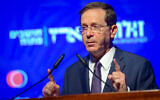 Le président Isaac Herzog s'exprime lors de la conférence Haaretz sur la démocratie à Jaffa, le 9 novembre 2021. (Crédit : Avshalom Sassoni/ Flash90)