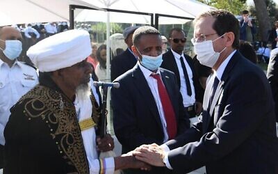 Le président Isaac Herzog participe à une cérémonie pour marquer la fête éthiopienne de Sigd à Jérusalem, le 4 novembre 2021. (Crédit : Amos Ben Gershom/GPO)