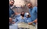 Deux infirmiers arabes israéliens de l'hôpital Kaplan posent avec Miqdad Qawasmeh, un membre du Hamas qui a entamé une grève de la faim pour protester contre sa détention administrative (Crédit : capture d'écran/ Kan).