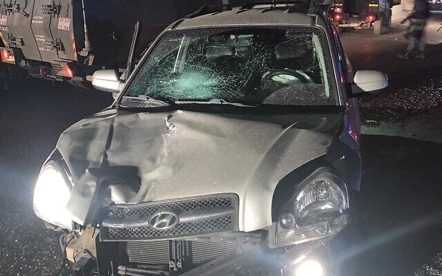 La voiture utilisée dans une attaque à la voiture-bélier contre des agents de la police des frontières près du poste de contrôle de Qalandiya, le 14 octobre 2021. (Crédit : Police israélienne)