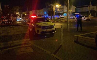 La police sur les lieux d'une fusillade dans la ville de Nahariya, dans le nord du pays, le 6 novembre 2021. (Crédit : Police israélienne)