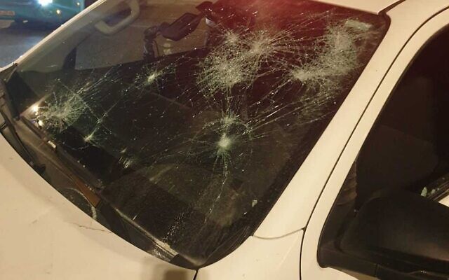 Le pare-brise d'une voiture de police brisé par des manifestants, rassemblés suite à la mort l'an dernier d'Ahuvia Sandak, à Jérusalem, le 6 novembre 2021. (Crédit : Police israélienne) Le pare-brise d'une voiture de police brisé par des manifestants, rassemblés suite à la mort l'an dernier d'Ahuvia Sandak, à Jérusalem, le 6 novembre 2021. (Crédit : Police israélienne)