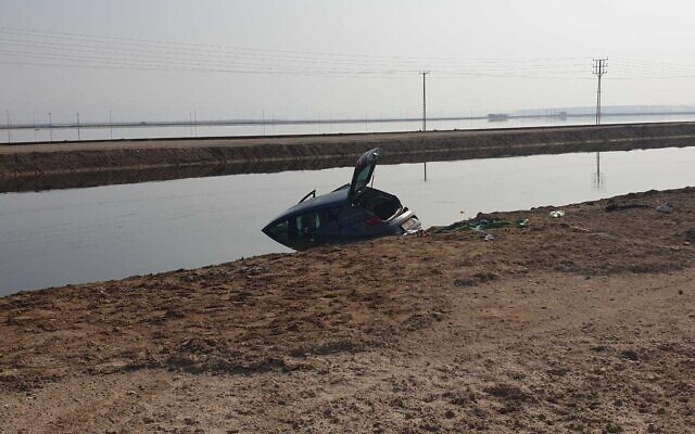 Une voiture qui a fait une embardée dans la mer Morte le 25 novembre 2021. (Autorisation) Une voiture qui a fait une embardée dans la mer Morte le 25 novembre 2021. (Autorisation)