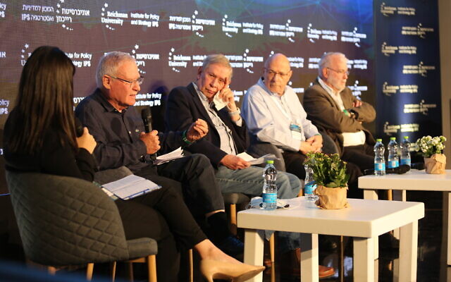 De gauche à droite : Amos Yadlin, Tamir Pardo, Gideon Frank, et Yaakov Amidror parlent du programme nucléaire iranien lors d'une conférence à l'université Reichman, le 23 novembre 2021. (Autorisation : université Reichman) De gauche à droite : Amos Yadlin, Tamir Pardo, Gideon Frank, et Yaakov Amidror parlent du programme nucléaire iranien lors d'une conférence à l'université Reichman, le 23 novembre 2021. (Autorisation : université Reichman)