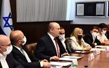 Le Premier ministre Naftali Bennett tient une réunion ministérielle à Jérusalem, le 15 novembre 2021, pour discuter des crimes violents dans le secteur arabe. (Crédit : Haim Zach/GPO)