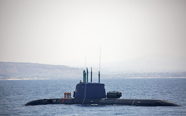 Un sous-marin de la marine israélienne près du champ gazier israélien Leviathan, en mer Méditerranée, le 1er septembre 2021. (Crédit : AP Photo/Ariel Schalit) Un sous-marin de la marine israélienne près du champ gazier israélien Leviathan, en mer Méditerranée, le 1er septembre 2021. (Crédit : AP Photo/Ariel Schalit)