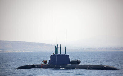 Un sous-marin de la marine israélienne près du champ gazier israélien Leviathan, en mer Méditerranée, le 1er septembre 2021. (Crédit : AP Photo/Ariel Schalit)
