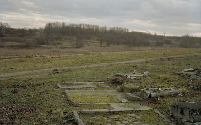 Une partie de l'ancien cimetière juif situé sur le site du camp de concentration de Plaszow à Cracovie, en Pologne. (Crédit : Jason Francisco) Une partie de l'ancien cimetière juif situé sur le site du camp de concentration de Plaszow à Cracovie, en Pologne. (Crédit : Jason Francisco)