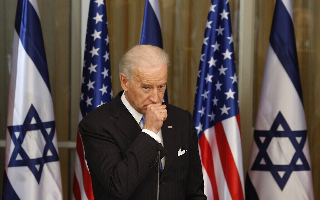 Le vice-président américain Joe Biden lors d'une conférence de presse à la résidence du Premier ministre israélien Benjamin Netanyahu, à Jérusalem, le 9 mars 2010. (Crédit : Ariel Schalit/AP) Le vice-président américain Joe Biden lors d'une conférence de presse à la résidence du Premier ministre israélien Benjamin Netanyahu, à Jérusalem, le 9 mars 2010. (Crédit : Ariel Schalit/AP)