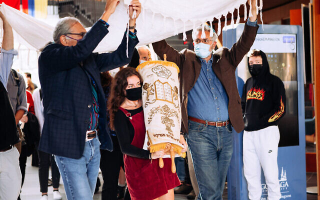 Les étudiants et le corps enseignant juifs de l'université Gonzaga à Spokane, Washington, ont célébré le 1er octobre l'inauguration d'un "espace sacré juif" à l'école, ainsi que l'arrivée de sa toute première Torah. (Crédit : Chiana McInelly/ via JTA)