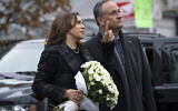 La vice-présidente américaine Kamala Harris discute avec son mari, Doug Emhoff, lors d'une visite à Paris le 13 novembre 2021. (Crédit : Sarahbeth Maney/The New York Times via AP, Pool)