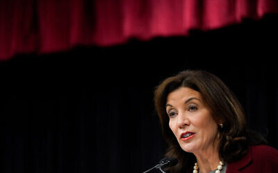 La gouverneure de New York, Kathy Hochul, s'exprime lors d'un événement à New York, le 10 novembre 2021. (Crédit : AP Photo/Mary Altaffer)