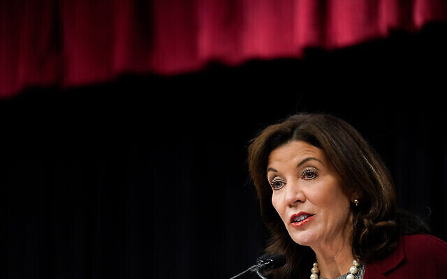 La gouverneure de New York, Kathy Hochul, s'exprime lors d'un événement à New York, le 10 novembre 2021. (Crédit : AP Photo/Mary Altaffer) La gouverneure de New York, Kathy Hochul, s'exprime lors d'un événement à New York, le 10 novembre 2021. (Crédit : AP Photo/Mary Altaffer)