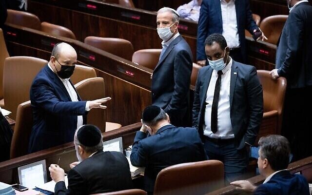 Une séance plénière et un vote sur le budget de l'État lors du plénum de la Knesset à Jérusalem, le 4 novembre 2021. (Crédit : Yonatan Sindel/Flash90)