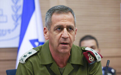 Le chef d'état-major de Tsahal Aviv Kohavi assiste à une réunion de la commission des affaires étrangères et de la défense de la Knesset le 9 novembre 2021. (Crédit : Yonatan Sindel/Flash90)
