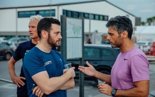L'ambassadeur émirati en Israël Mohamed al Khajah (à droite) et le correspondant diplomatique du Times of Israel Lazar Berman, à gauche, après un entraînement de course à pied à Tel Aviv, le 18 novembre 2021. (Crédit :  Maria Troyanker/UAE Embassy)