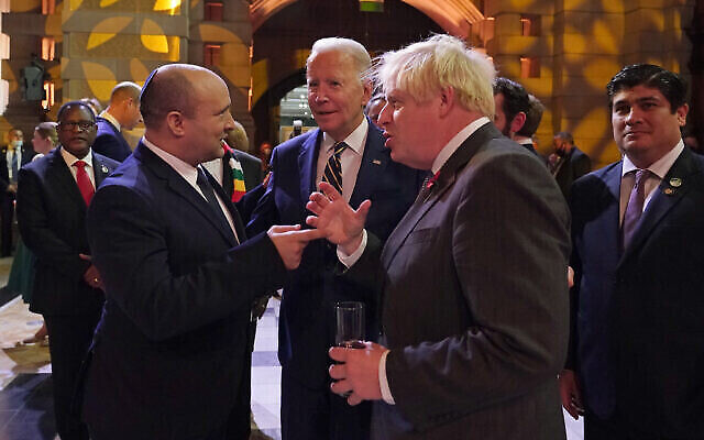 Le Premier ministre Naftali Bennett, le Président américain Joe Biden et le Premier ministre britannique Boris Johnson, de gauche à droite, discutent lors d'une réception organisée à l'occasion de l'ouverture du Sommet des Nations Unies sur le climat COP26, à Glasgow, en Écosse, le lundi 1er novembre 2021. (Crédit : AP Photo/Alberto Pezzali, Pool)