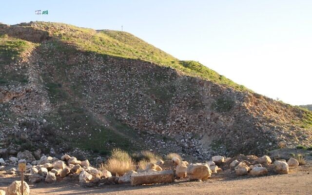 Photo non-datée de la rampe assyrienne de Lakish, construite à l'aide de trois millions de pierres./ (Autorisation :Yosef Garfinkel)