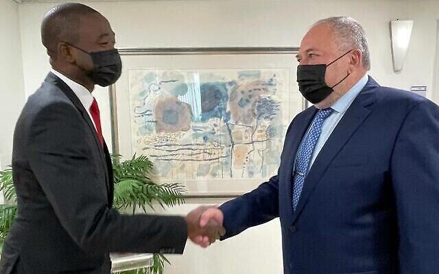 Le ministre des Finances Avigdor Liberman (à droite) rencontre Wally Adeyemo, secrétaire adjoint au Trésor américain, à Jérusalem, le 14 novembre 2021. (Bureau du porte-parole du ministère des Finances)