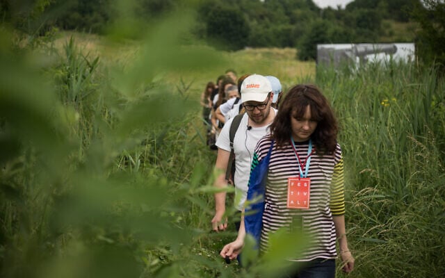 Magda Rubenfeld Koralewska (devant) lors d'une visite à pied du site de l'ancien camp de concentration de Plaszow à Cracovie. (Crédit : Stan Baranski/FestivALT) Magda Rubenfeld Koralewska (devant) lors d'une visite à pied du site de l'ancien camp de concentration de Plaszow à Cracovie. (Crédit : Stan Baranski/FestivALT)