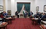 Le président de l'Autorité palestinienne Mahmoud Abbas rencontre l'ambassadrice américaine auprès de l'ONU Linda Thomas-Greenfield dans la ville de Ramallah, en Cisjordanie, le 17 novembre 2021. (Crédit : Wafa)