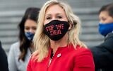 La représentante républicaine Marjorie Taylor Greene, de Géorgie, porte un masque "Stop the Steal" alors qu'elle s'entretient avec d'autres membres républicains du Congrès dont c'est le premier mandat, sur les marches du Capitole américain à Washington, le 4 janvier 2021. (Crédit : Saul Loeb/AFP)