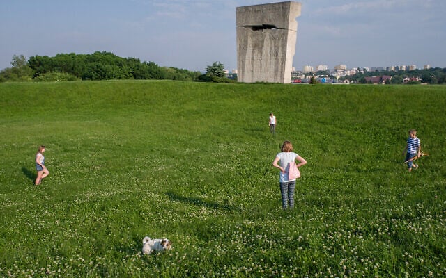 Le plus grand mémorial sur le site de l'ancien camp de concentration de Plaszow, dédié à toutes les victimes du fascisme. (Crédit : Jason Francisco) Le plus grand mémorial sur le site de l'ancien camp de concentration de Plaszow, dédié à toutes les victimes du fascisme. (Crédit : Jason Francisco)