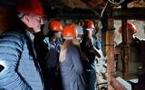 Des membres du Parlement européen visitent un tunnel du Hezbollah à la frontière nord d'Israël, le 11 novembre 2021. (Crédit : Reouven Ben Haim/ELNET)