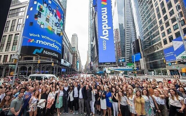 L'équipe de monday.com ouvre le marché sur le Nasdaq le 10 juin 2021 (Crédit : Nasdaq)
