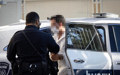 Un homme soupçonné d'avoir assassiné sa mère dans la ville de Beit Shemesh, arrive pour une audience au tribunal de première instance de Jérusalem. Le 22 octobre 2021. (Crédit : Yonatan Sindel/Flash90)