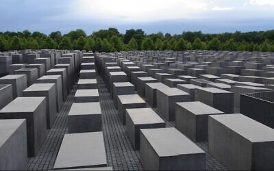 Le mémorial de la Shoah pour les Juifs assassinés d’Europe, à Berlin, en Allemagne. (Crédit : CC BY-SA Chaosdna/Wikipedia)