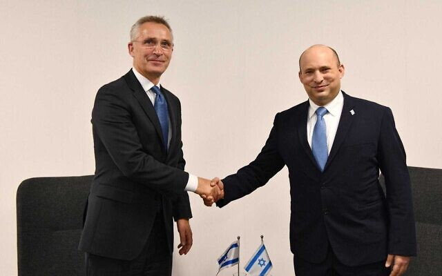 Le Premier ministre Naftali Bennett (à droite) rencontre le secrétaire général de l'OTAN, Jens Stoltenberg, lors de la conférence des Nations unies sur le changement climatique à Glasgow, en Écosse, le 2 novembre 2021. (Crédit : Haim Zach/GPO) Le Premier ministre Naftali Bennett (à droite) rencontre le secrétaire général de l'OTAN, Jens Stoltenberg, lors de la conférence des Nations unies sur le changement climatique à Glasgow, en Écosse, le 2 novembre 2021. (Crédit : Haim Zach/GPO)