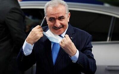 Le Premier ministre de l'Autorité palestinienne, Mohammad Shtayyeh, arrivant au sommet climatique de l'ONU COP26 à Glasgow, le 1er novembre 2021. (Crédit : Phil Noble / POOL / AFP)