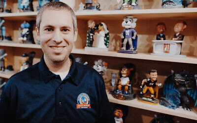 Phil Sklar, cofondateur et PDG du National Bobblehead Hall of Fame and Museum à Milwaukee. (Crédit : avec l'aimable autorisation du Bobblehead Museum)